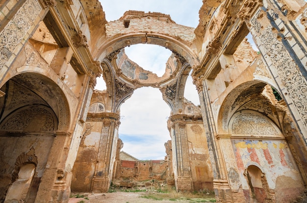 Ruinen einer alten Kirche zerstörten während des spanischen Bürgerkrieges in Belchite, Saragossa, Spanien.