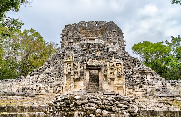 Ruinen einer Maya-Pyramide am Standort Chicanna in Campeche, Mexiko