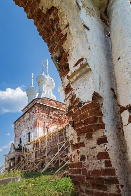 Ruinen einer russisch-orthodoxen Kirche mit Ziegelwänden im Tageslicht Dorf Dunilovo Russland