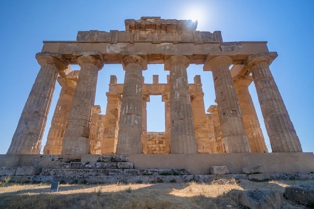 Ruinen eines griechischen Tempels im archäologischen Park von Selinunte in Sizilien in Italien.