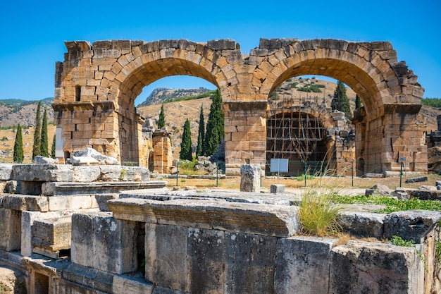 Ruinen in der antiken Stadt Hierapolis Pamukkale Türkei