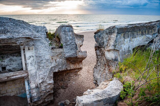 Ruinen von Bunkern am Strand der Ostsee, Teil einer alten Festung im ehemaligen sowjetischen Stützpunkt Karosta in Liepaja, Lettland.