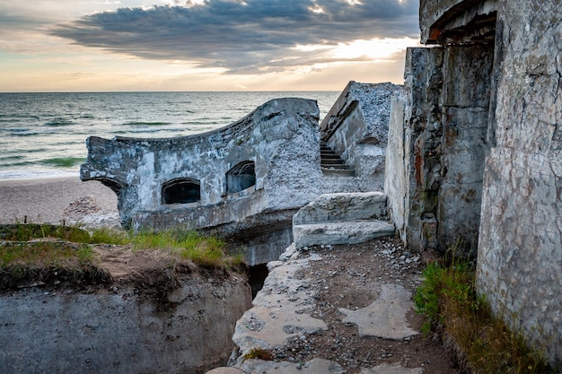 Ruinen von Bunkern am Strand des Ostseeteils der alten Festung im ehemaligen sowjetischen Stützpunkt Karosta