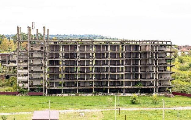 Ruinierte, überwucherte Hausfolgen des Krieges in Abchasien, grünes postapokalyptisches Konzept