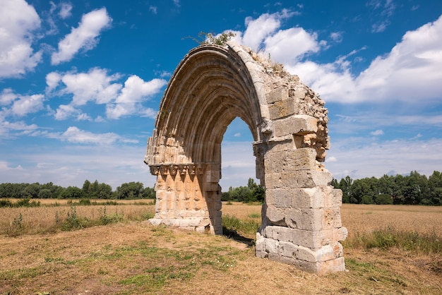 Ruinierter mittelalterlicher Bogen von San Miguel de Mazarreos. Burgos, Spanien.