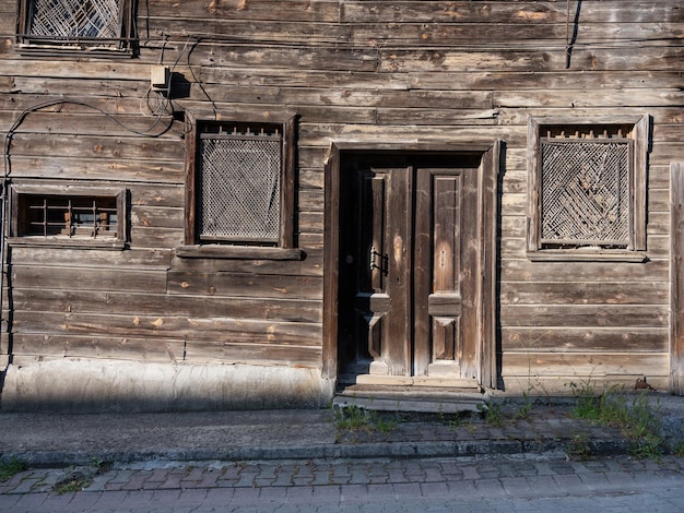 Foto ruiniertes altes holzgebäude