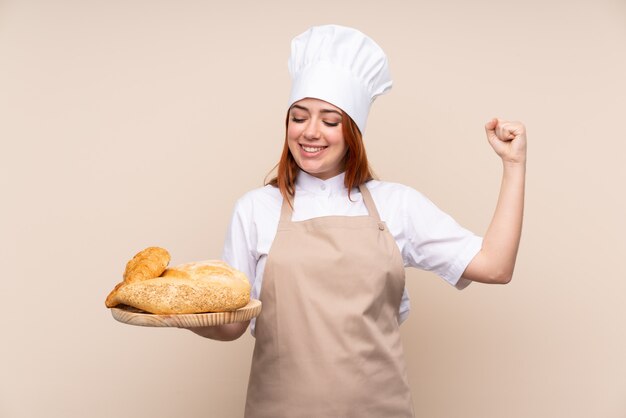 Ruiva adolescente em uniforme de chef.