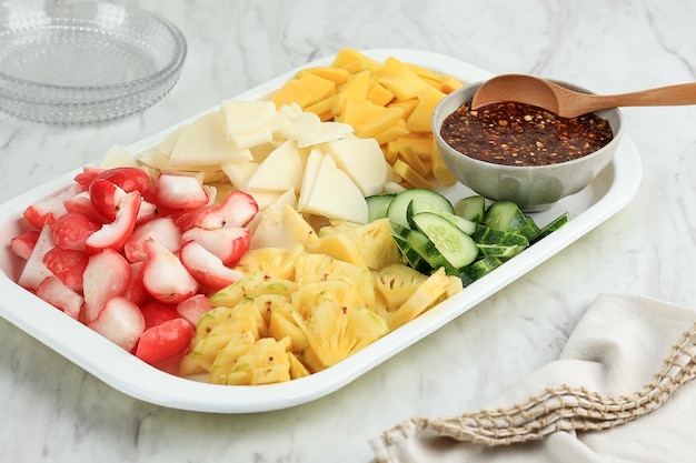 Rujak Buah Coel Rodajas de Fruta con Salsa de Maní Dulce y Picante