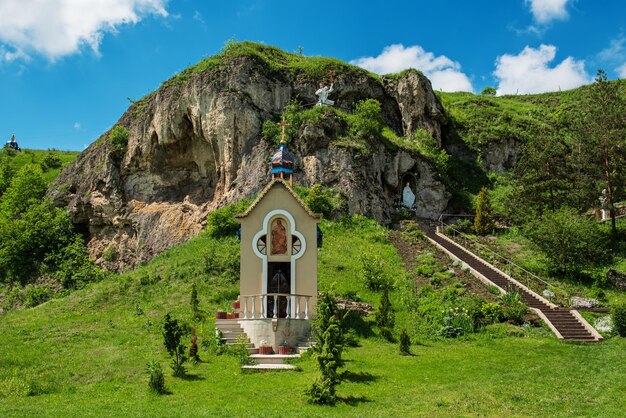 Rukomysh Cave Tempel und Kapelle, Bezirk Buchach, Region Ternopil, Ukraine.