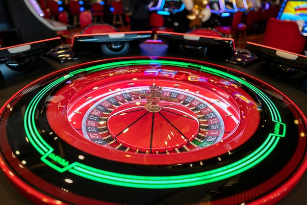 Ruleta electrónica en Casino, Mesa de juego. Tragamonedas y ruleta en el casino.