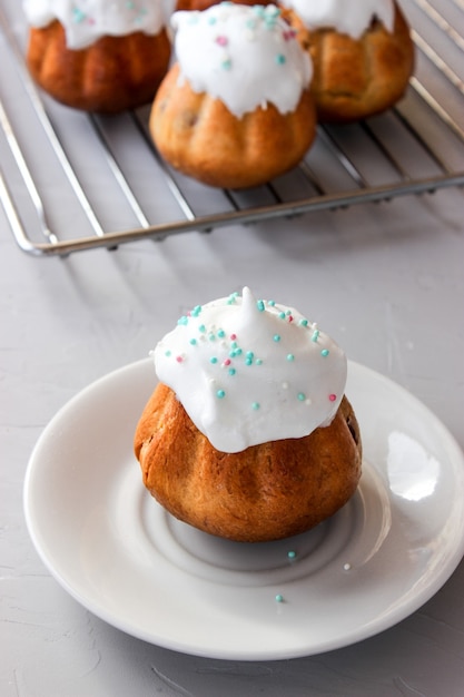 Rum baba es un dulce elaborado con masa de levadura dulce.