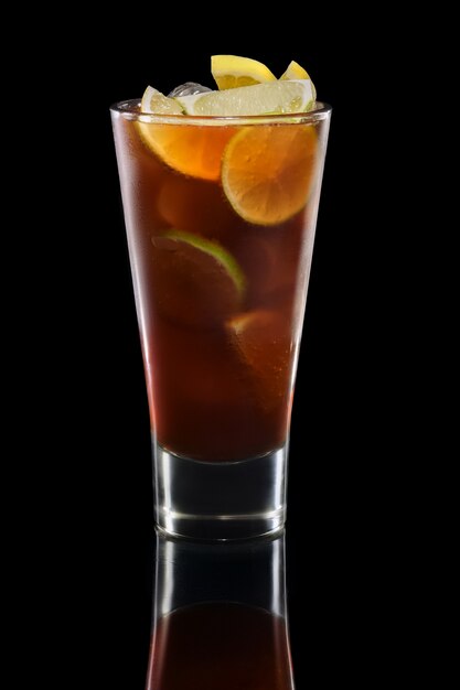 Rum e cola cocktail em copo alto