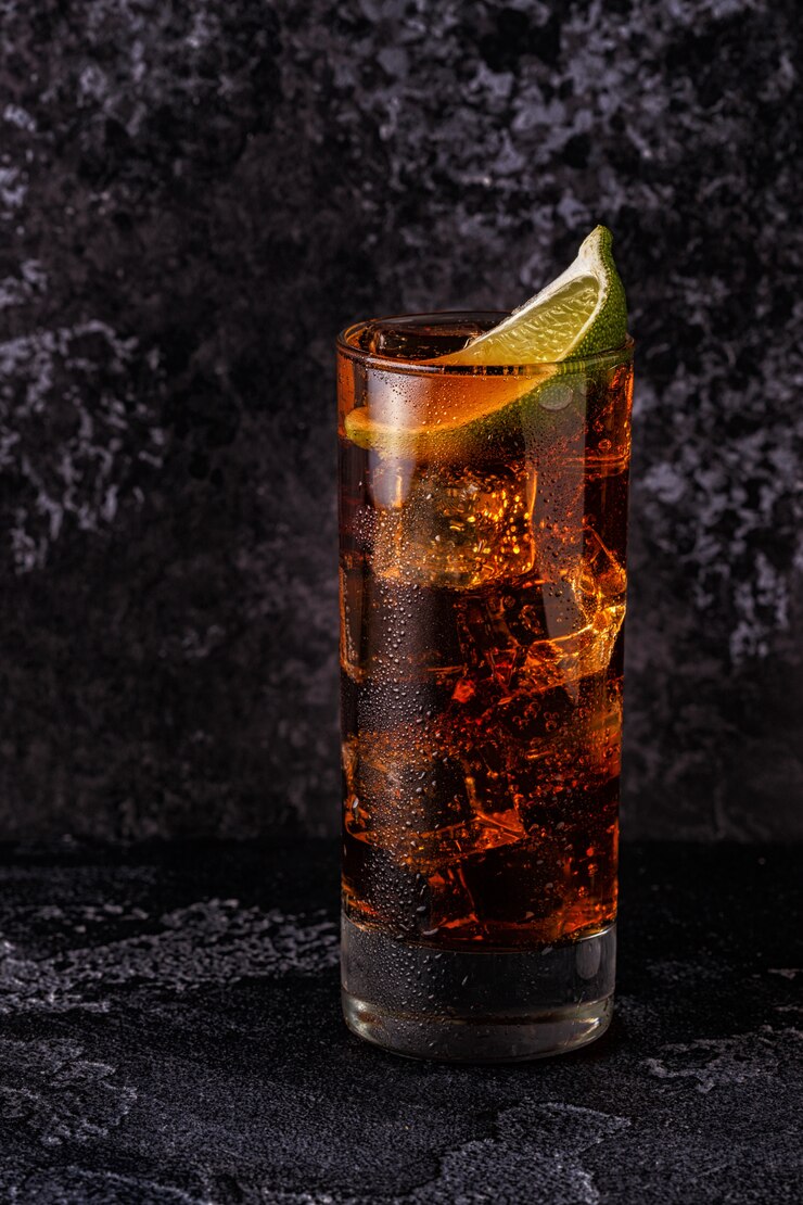 Foto rum e cola cuba libre com limão e gelo