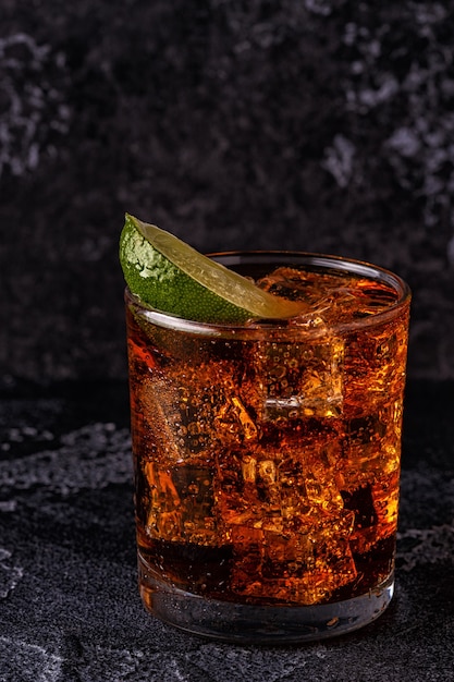 Rum e cola cuba libre com limão e gelo