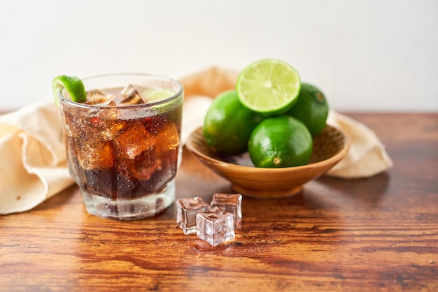 Rum und Cola Cuba Libre mit Limetten- und Eiscocktail aus der Karibik
