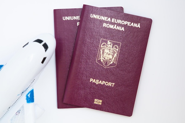 Rumänischer EU-Pass und Flugzeug