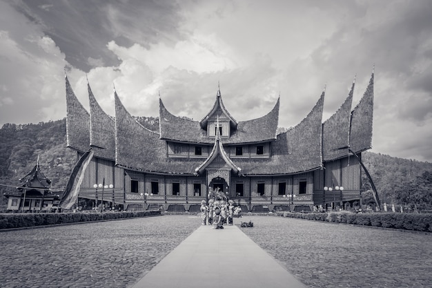 Foto rumah gadang é o estilo arquitetônico tradicional minang