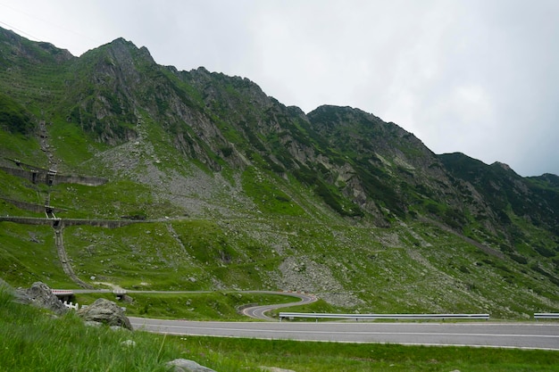 Rumania. Verano. Vista panorámica de la carretera de alta montaña Transfagaras