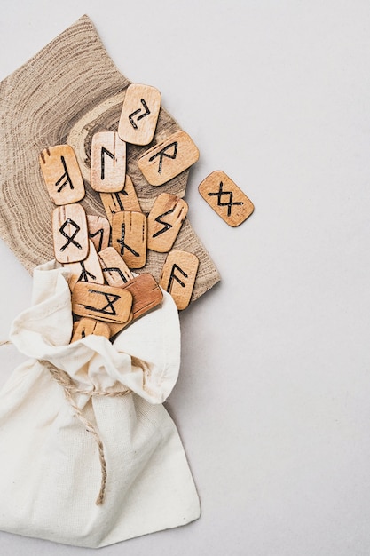 runas de madera escandinavas hechas a mano muere en bolsa de lino