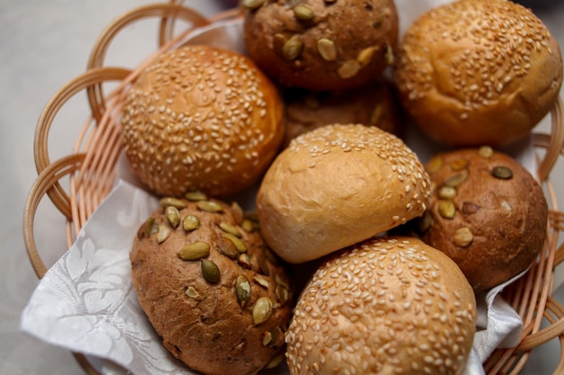 runde Brötchen mit Kleie-Nüssen und Sesam Brot im Korb Vollkornbrötchen