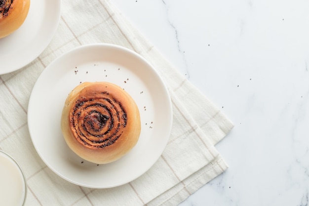 Runde Brötchen mit Mohn