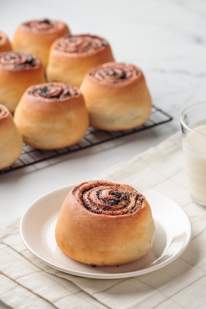 Runde Brötchen mit Mohn