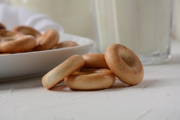 Runde Brotbagels mit Milch auf weißem Hintergrund