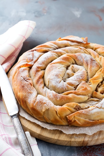 Runde Burekpastete mit einem Apfel