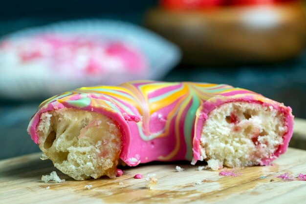 Foto runde donuts in glasur und mit beerenfüllung