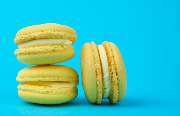 Runde gebackene Macarons der gelben Zitrone auf einer blauen Oberfläche