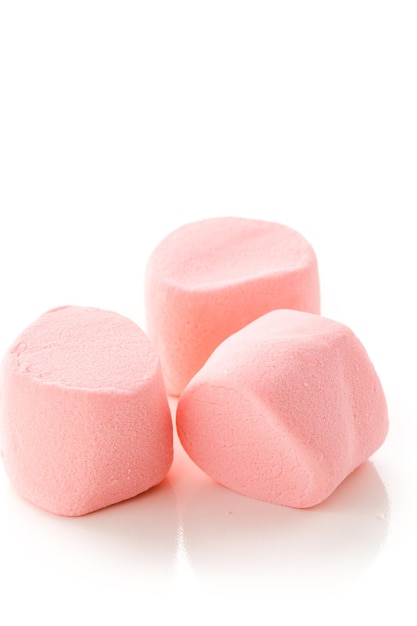 Runde große rosa Marshmallows auf weißem Hintergrund.
