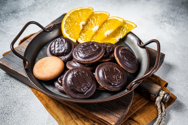 Runde Jaffa-Kuchen mit Orangengeschmack und schokoladenweißem Hintergrund Draufsicht