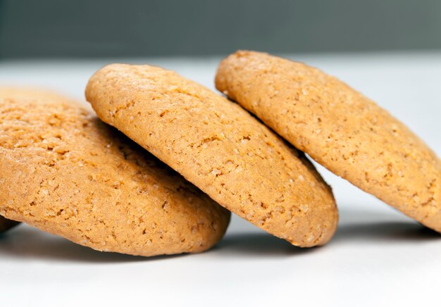Runde Kekse aus Weizen- und Hafermehl, die poröse Struktur echter runder Kekse, keine süßen trockenen und knusprigen Kekse, Nahaufnahme