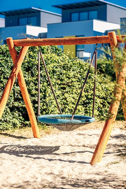 Runde Kinderschaukel im Park