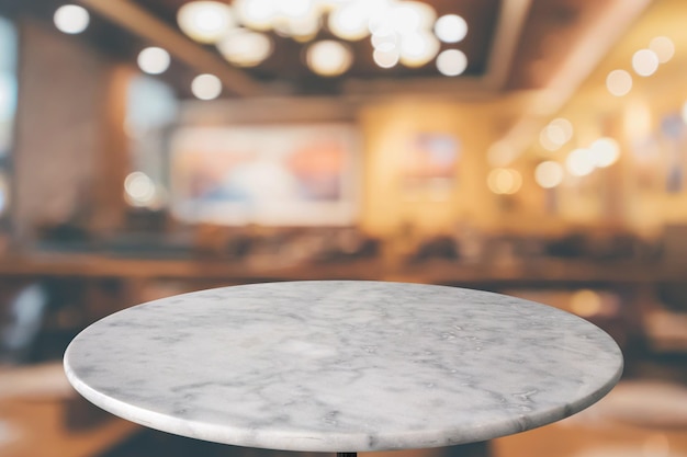 Runde Marmortischplatte mit Café-Restaurant Bokeh beleuchtet abstrakten Hintergrund