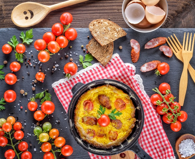 runde Pfanne mit gebratenem Omelett