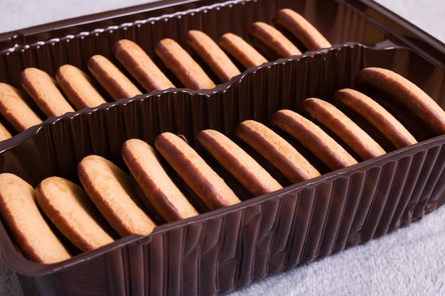 Runde Plätzchen im Kasten auf grauem Hintergrund