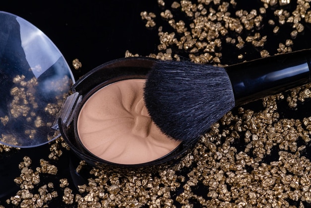 Runde Puderdose mit Pinsel und Gold funkelt Konzept teurer Make-up-Tools isoliert auf weißem Ba