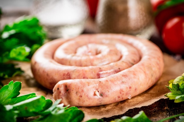 Foto runde rohwurst auf papier