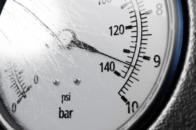 Foto runde temperaturanzeige isoliert auf einem schwarzen panel circular barometer oder indikatorvorlage 3d-darstellung