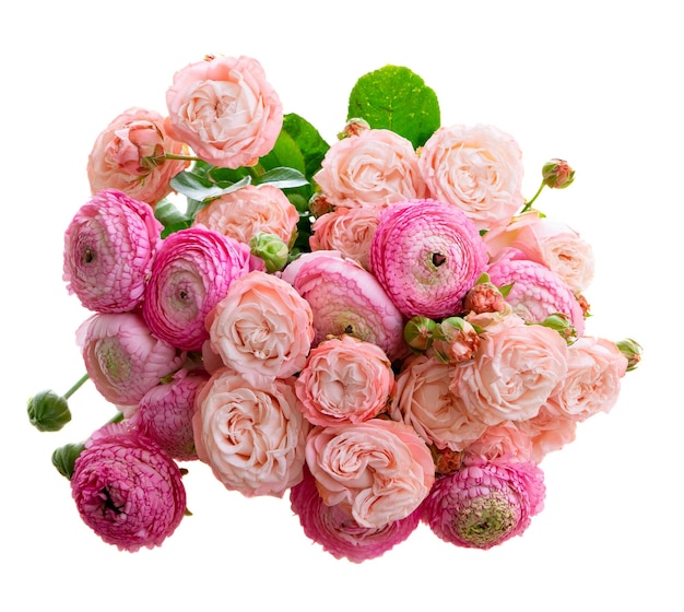 Runder Blumenstrauß aus Rosen und Rununkeln isoliert auf weißem Hintergrund