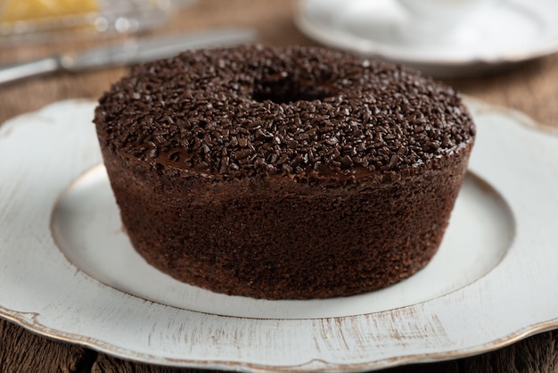 Foto runder hausgemachter brigadeiro-kuchen mit bestreuter schokolade auf typisch brasilianischem essen