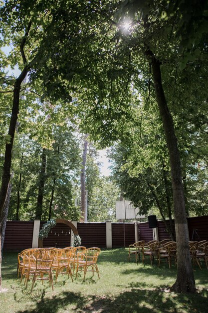 Runder Hochzeitsbogen im Park bei der Zeremonie