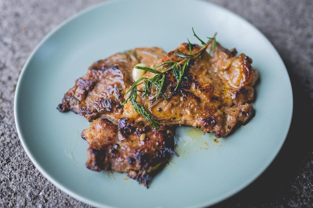 Foto runder teller mit gegrilltem rindersteak und rosmarin