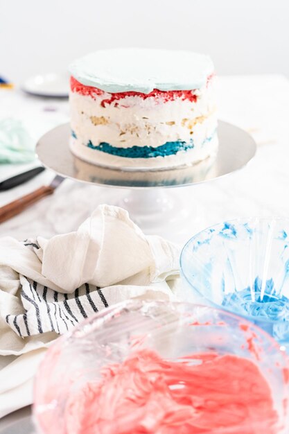 Runder Vanillekuchen mit Buttercreme-Zuckerguss für die Feier am 4. Juli.