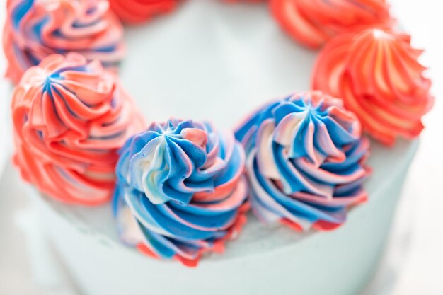 Runder Vanillekuchen mit Buttercreme-Zuckerguss für die Feier am 4. Juli.