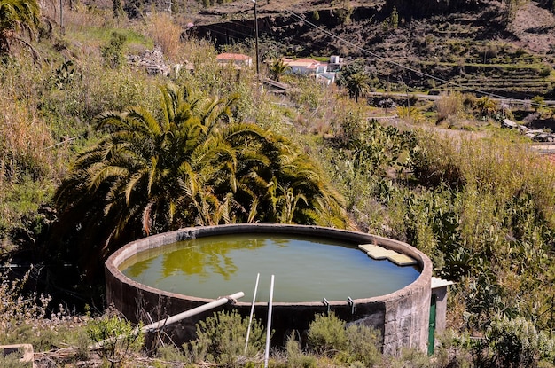 Runder Wasserteich für die Landwirtschaft auf den Kanarischen Inseln