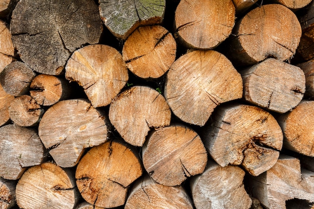 Rundes Brennholz auf Holzstapel gestapelt. Holz Hintergrund und Textur.