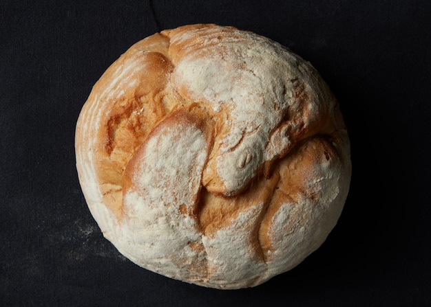 Rundes Brot auf schwarzem Hintergrund isoliert