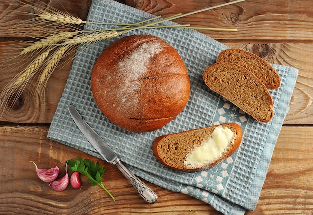 Rundes Brot und in Schneider schneiden